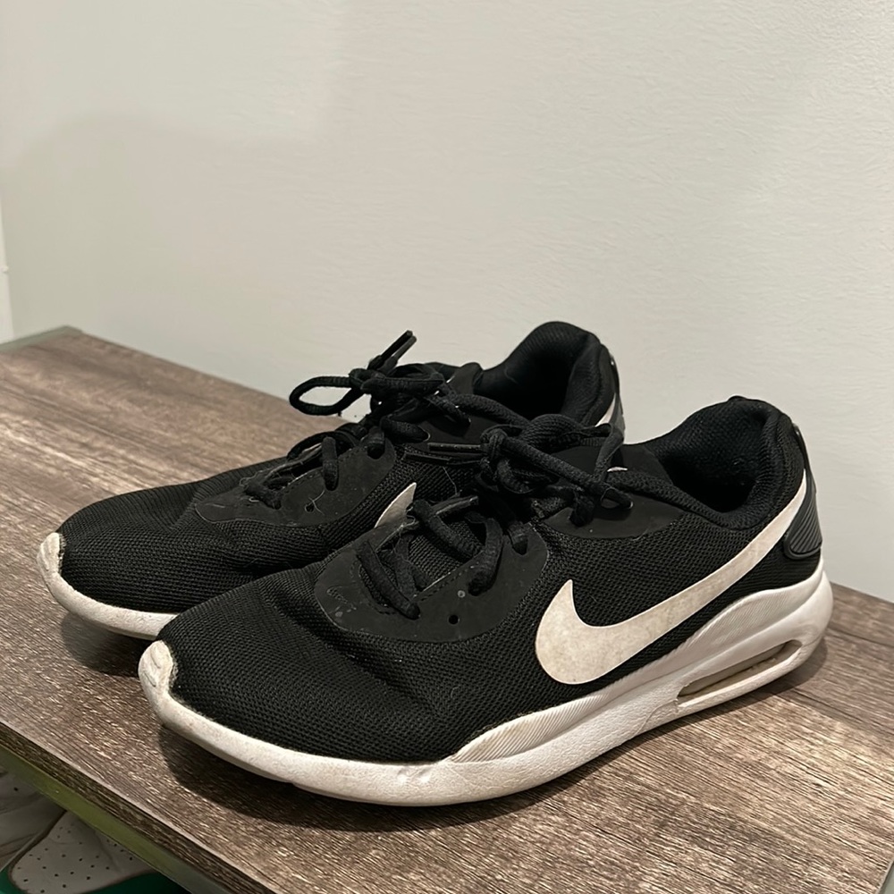 Black & white Nike Air Max, Size 9